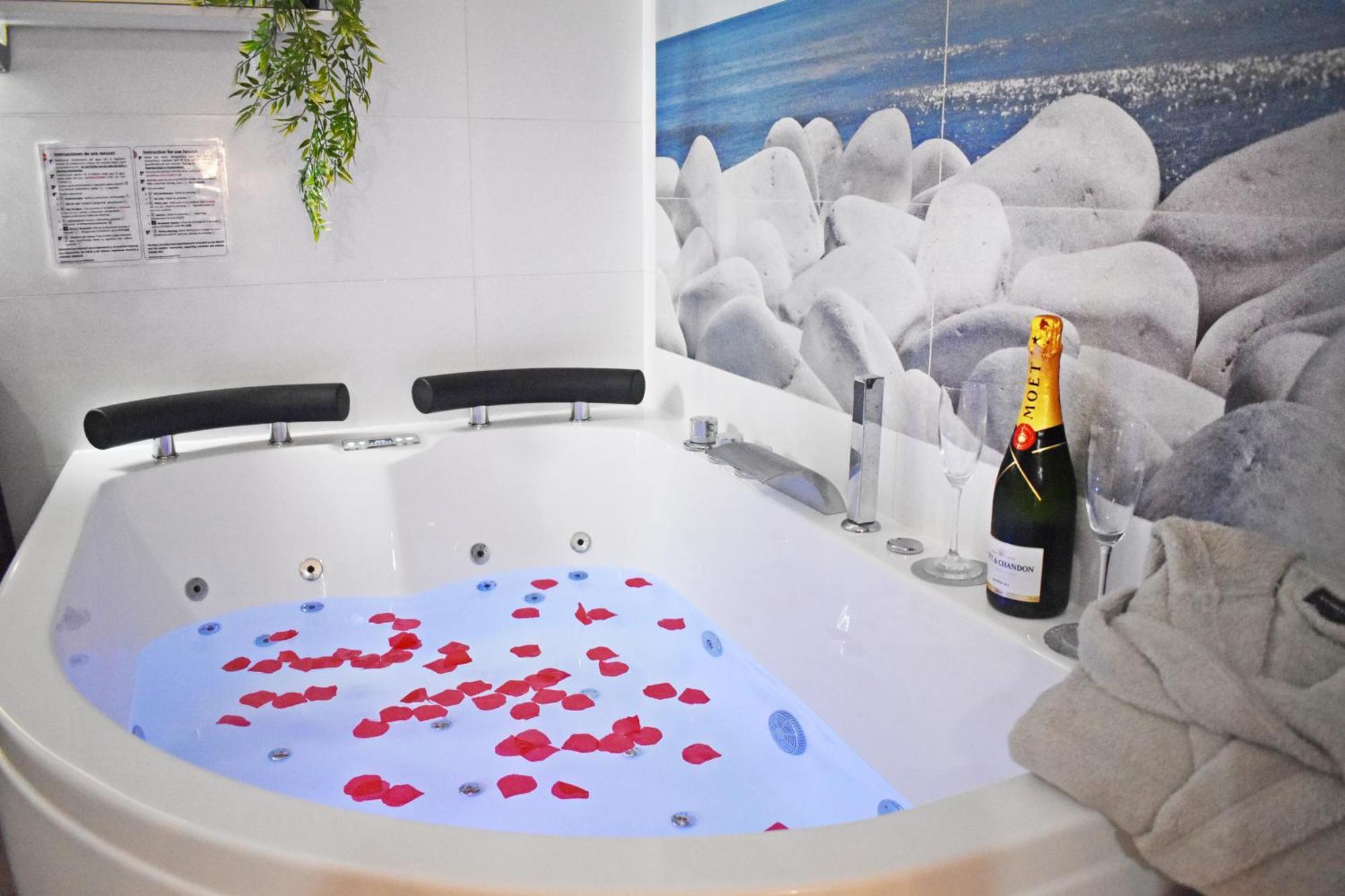 With Jacuzzi En Torremolinos, Garipolo 1 By Namaste Elite Appartement Torremolinos